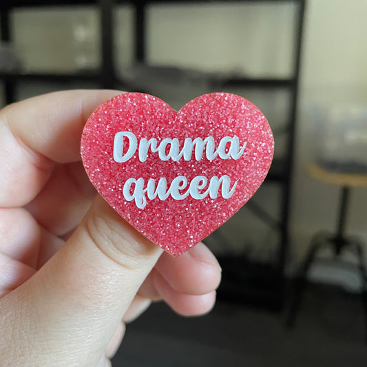 Broche "Drama queen" en acrylique à paillettes roses