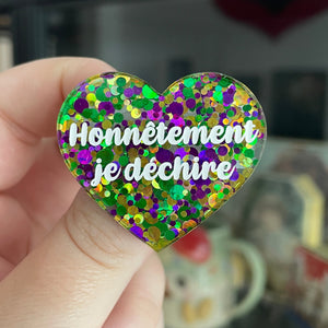 Broche "Honnêtement je déchire" en acrylique semi transparente avec des pois verts, jaunes et violets