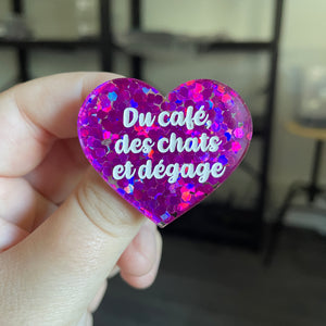 Broche "Du café, des chats et dégage" en acrylique semi transparente avec des confettis fuchsia