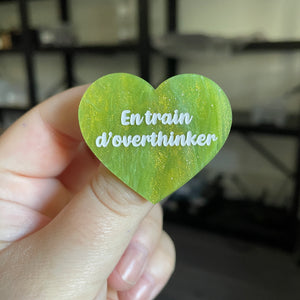 Broche "En train d'overthinker" en acrylique marbrée verte et dorée