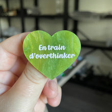 Charger l&#39;image dans la galerie, Broche &quot;En train d&#39;overthinker&quot; en acrylique marbrée verte et dorée