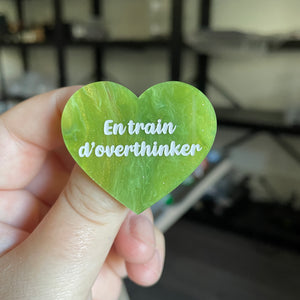 Broche "En train d'overthinker" en acrylique marbrée verte et dorée