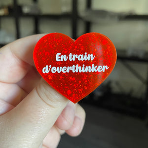 Broche "En train d'overthinker" en acrylique à paillettes oranges