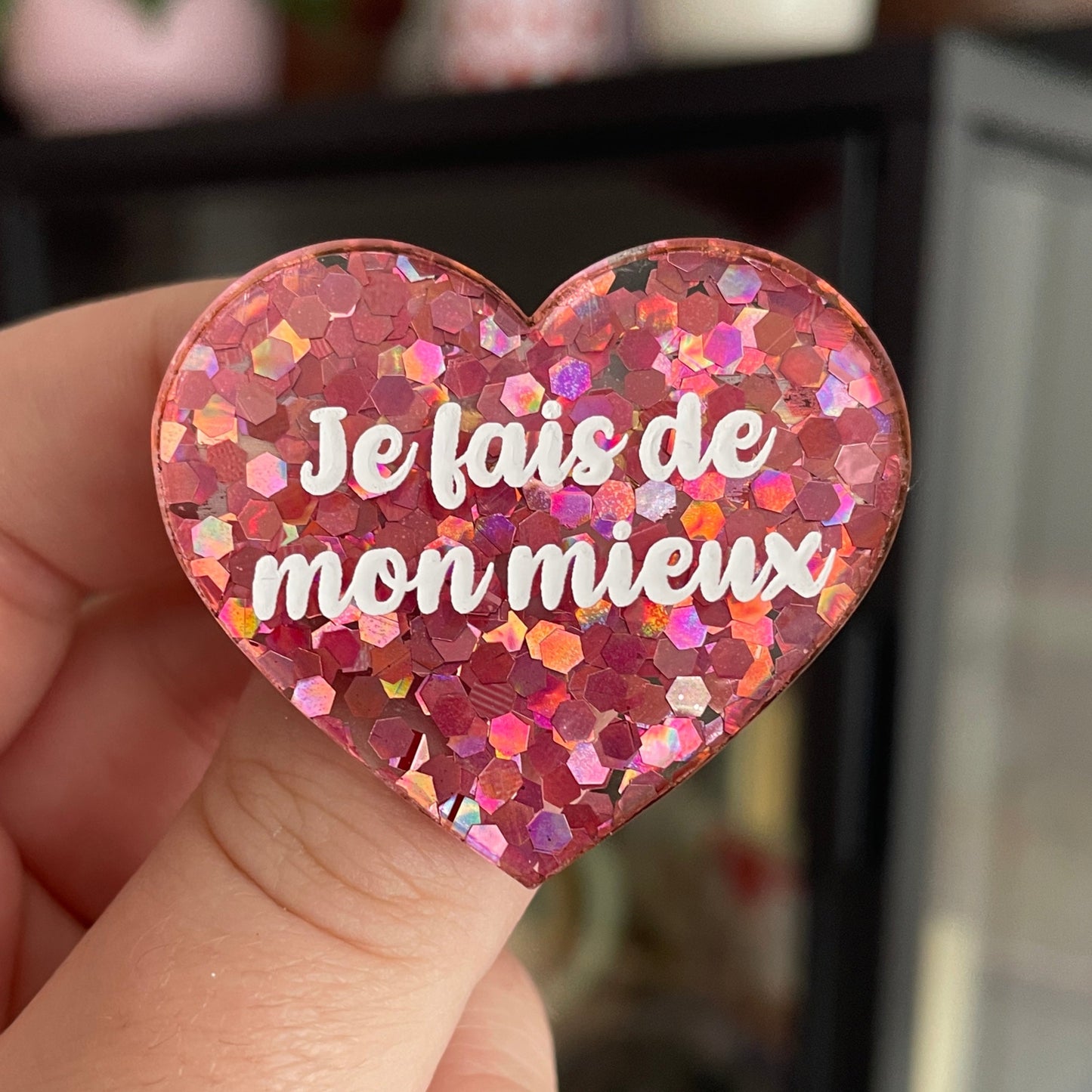 Broche "Je fais de mon mieux" en acrylique semi-transparente avec des confettis corail