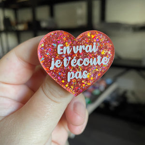 Broche "En vrai je t'écoute pas" en acrylique semi transparente avec des confettis corail