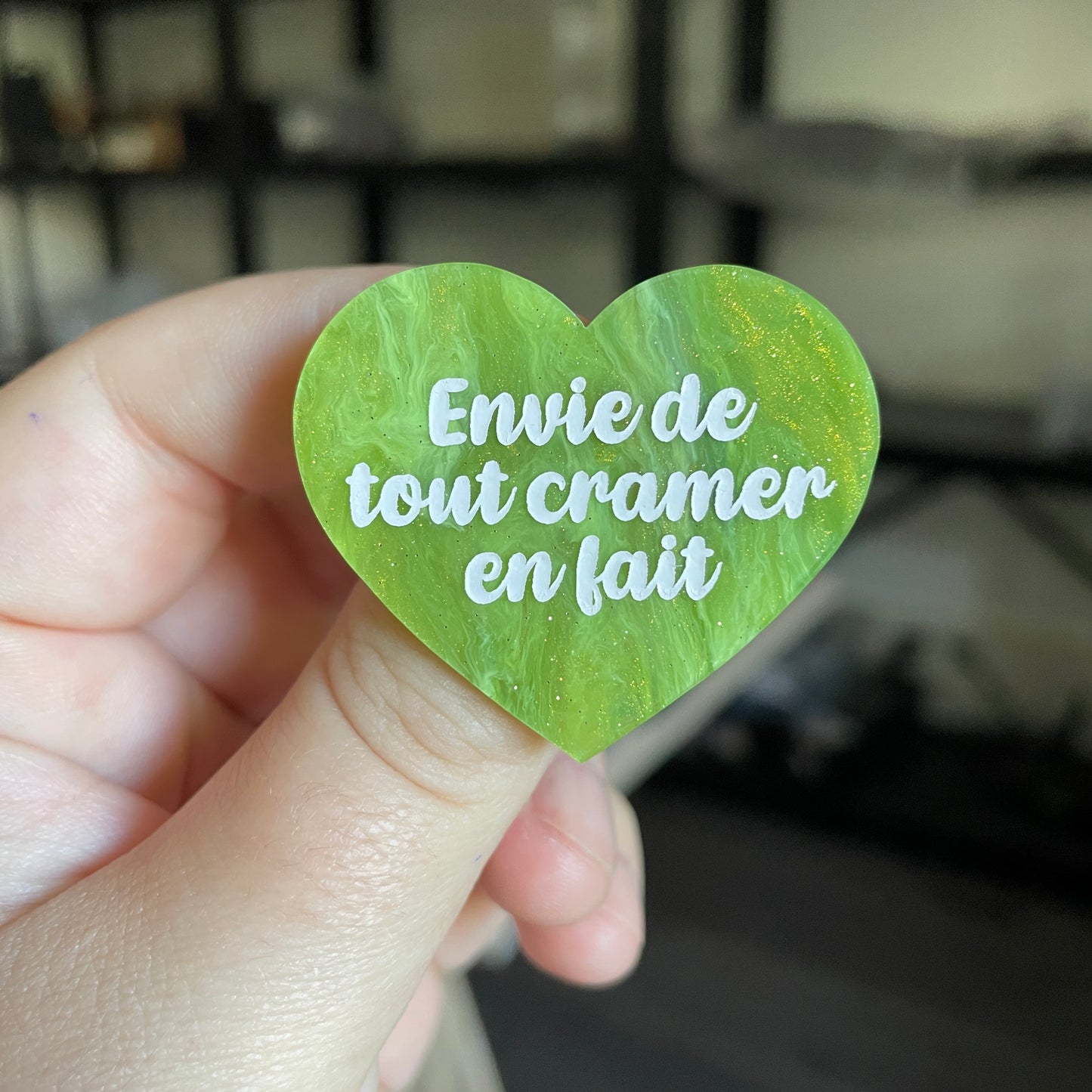Broche "Envie de tout cramer en fait" en acrylique marbrée verte et dorée