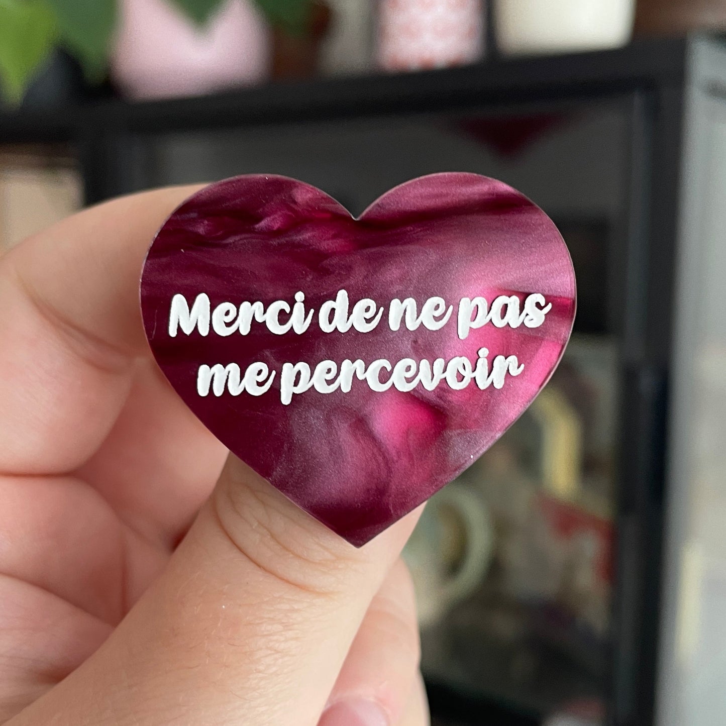 Broche "Merci de ne pas me percevoir" en acrylique marbrée bordeaux