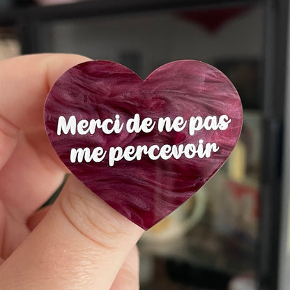 Broche "Merci de ne pas me percevoir" en acrylique marbrée bordeaux