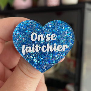 Broche "On se fait chier" en acrylique à paillettes bleues