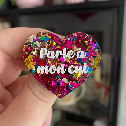 Broche "Parle à mon cul" en acrylique transparente à gros confettis roses et multicolores