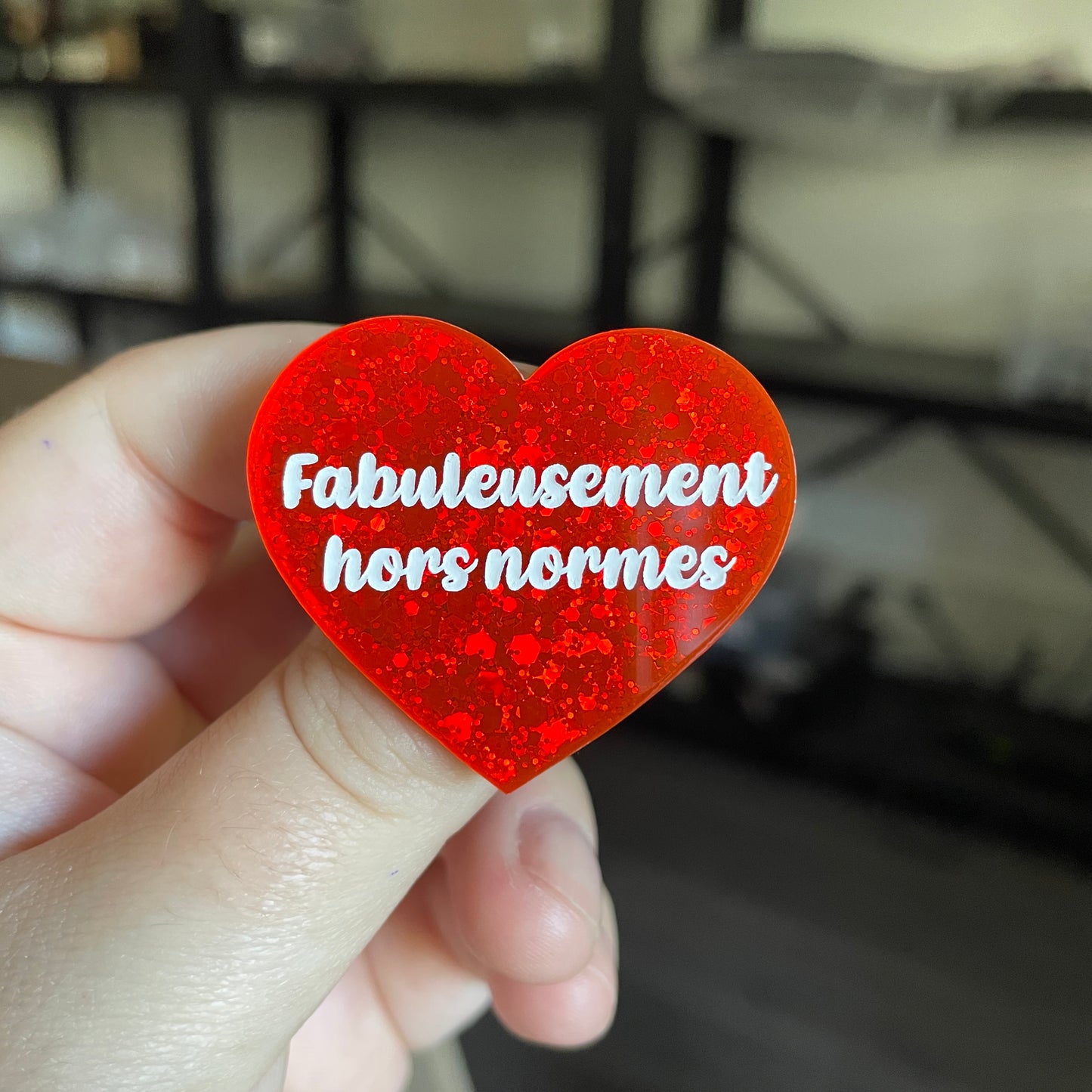 Broche "Fabuleusement hors normes" en acrylique à paillettes oranges
