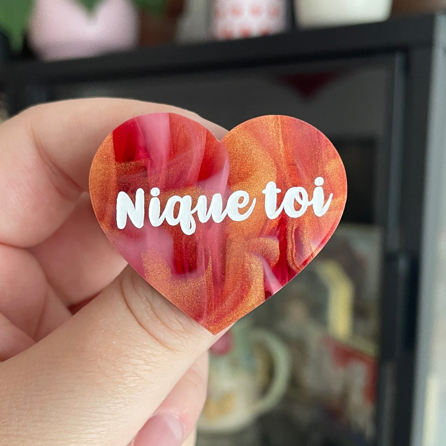 Broche "Nique toi" en acrylique marbrée rouge et dorée