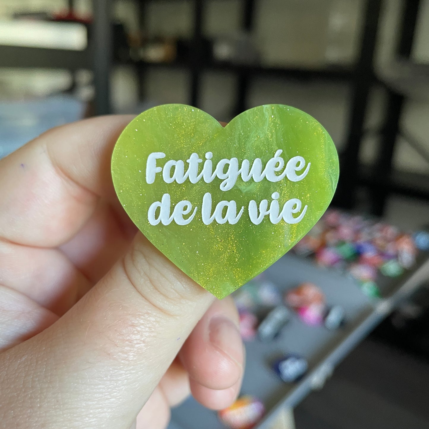 Broche "Fatiguée de la vie" en acrylique marbrée verte et dorée