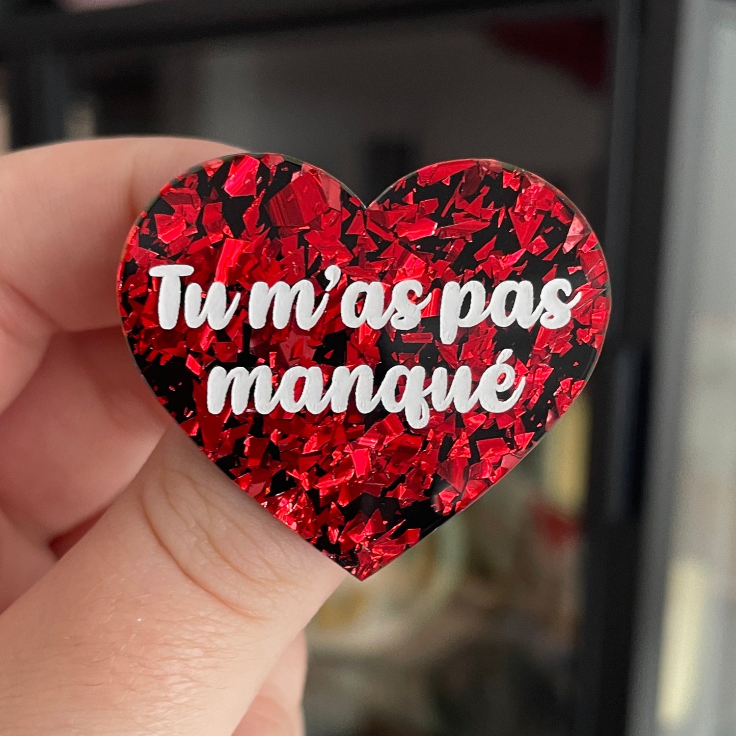Broche "Tu m'as pas manqué" en acrylique noire avec des éclats de confettis rouges
