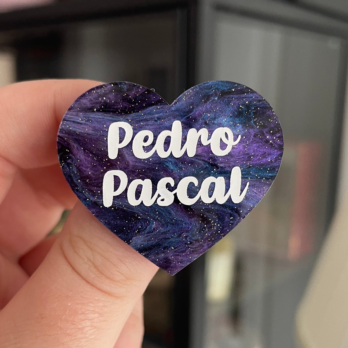 Broche "Pedro Pascal" en acrylique marbrée noire, bleue et violette à paillettes