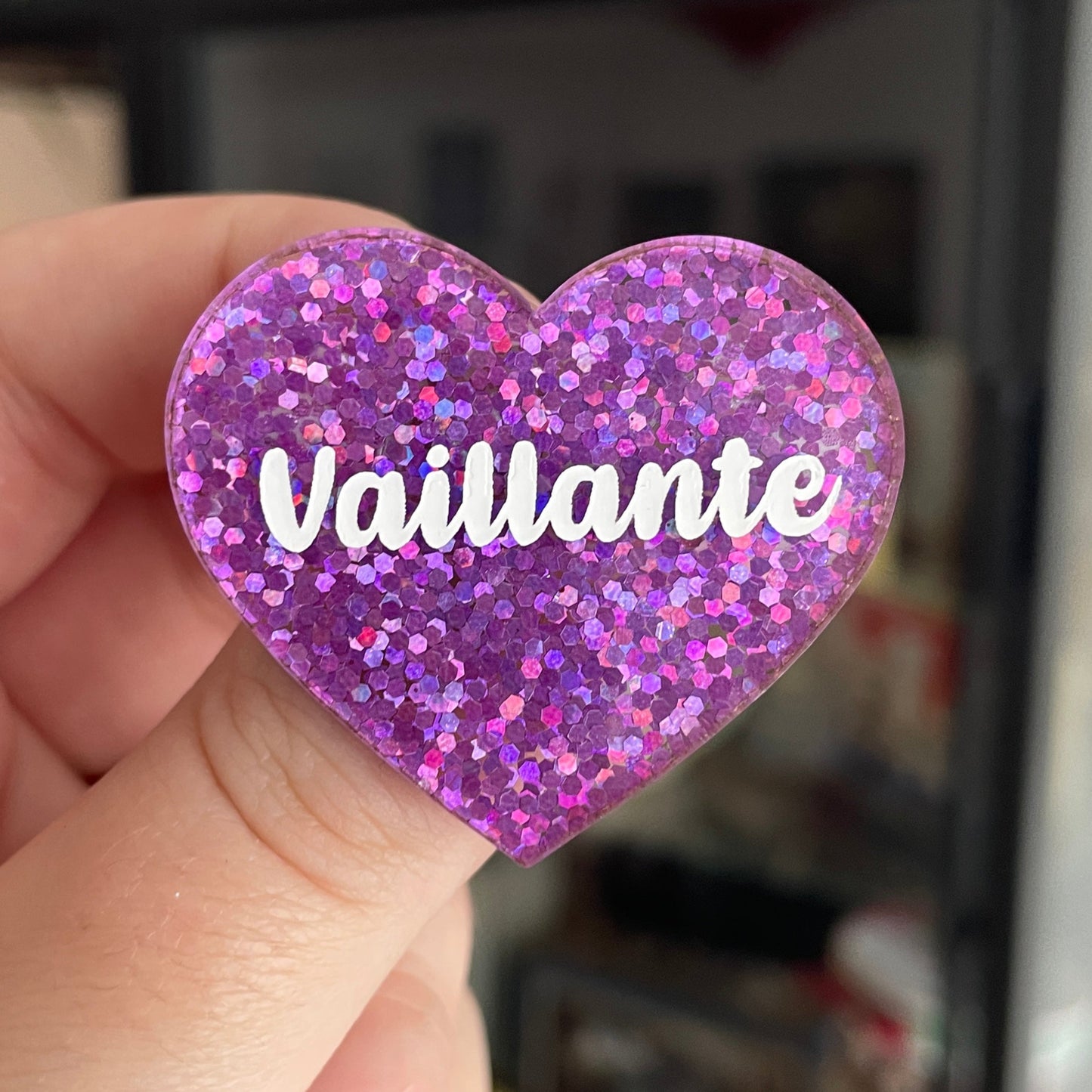 Broche "Vaillante" en acrylique à paillettes violettes