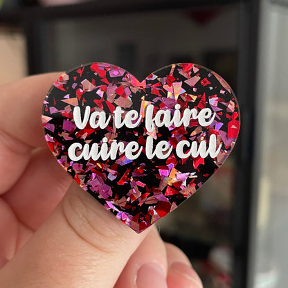 Broche "Va te faire cuire le cul" en acrylique noire avec des confettis rouges et roses