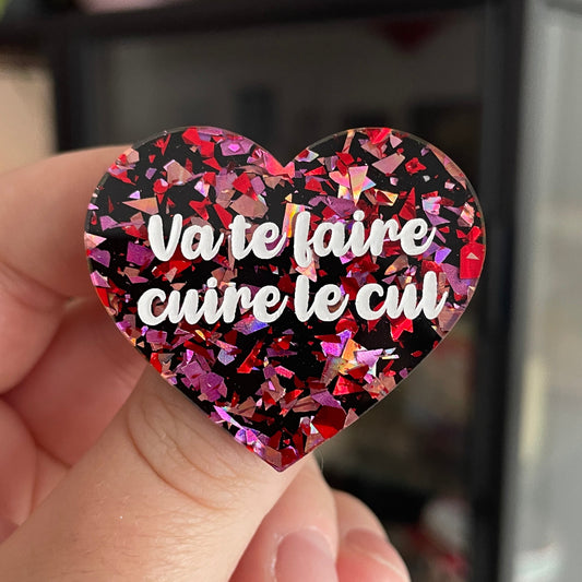 Broche "Va te faire cuire le cul" en acrylique noire avec des confettis rouges et roses