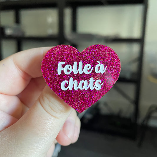 Broche "Folle à chats" en acrylique à paillettes roses