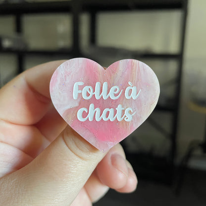 Broche "Folle à chats" en acrylique marbrée rose, corail et blanche