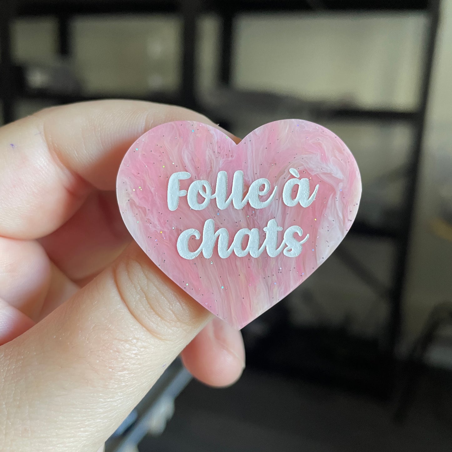 Broche "Folle à chats" en acrylique marbrée rose, corail et blanche