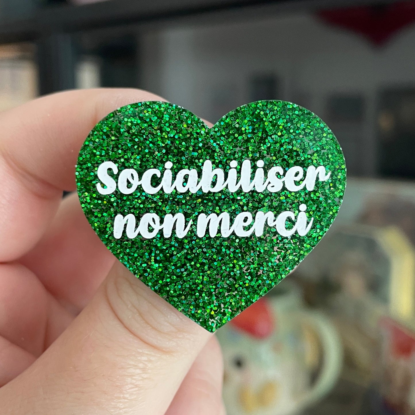 Broche "Sociabiliser non merci" en acrylique à paillettes vertes