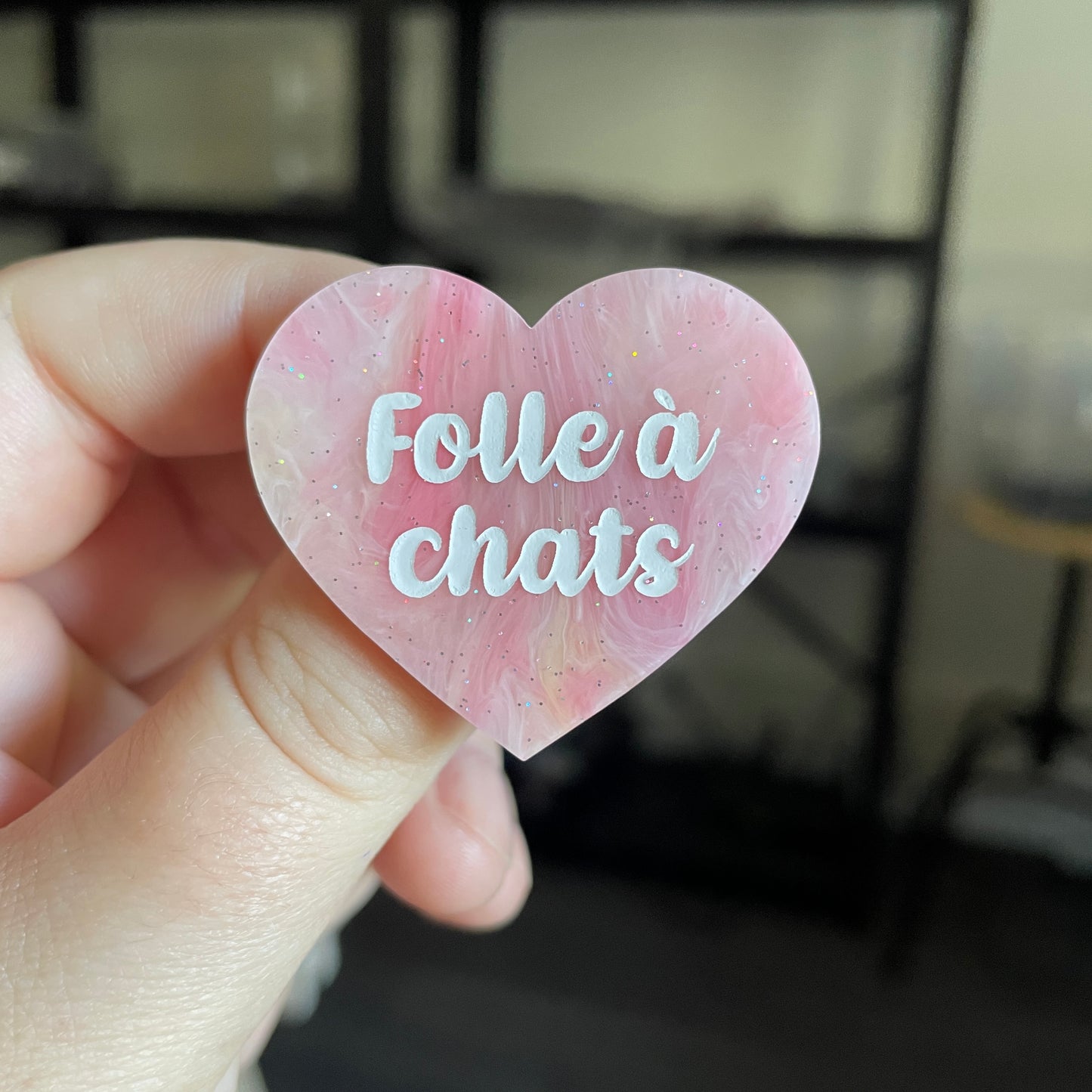 Broche "Folle à chats" en acrylique marbrée rose, corail et blanche
