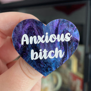 Broche "Anxious bitch" en acrylique marbrée noire, bleue et violette à paillettes