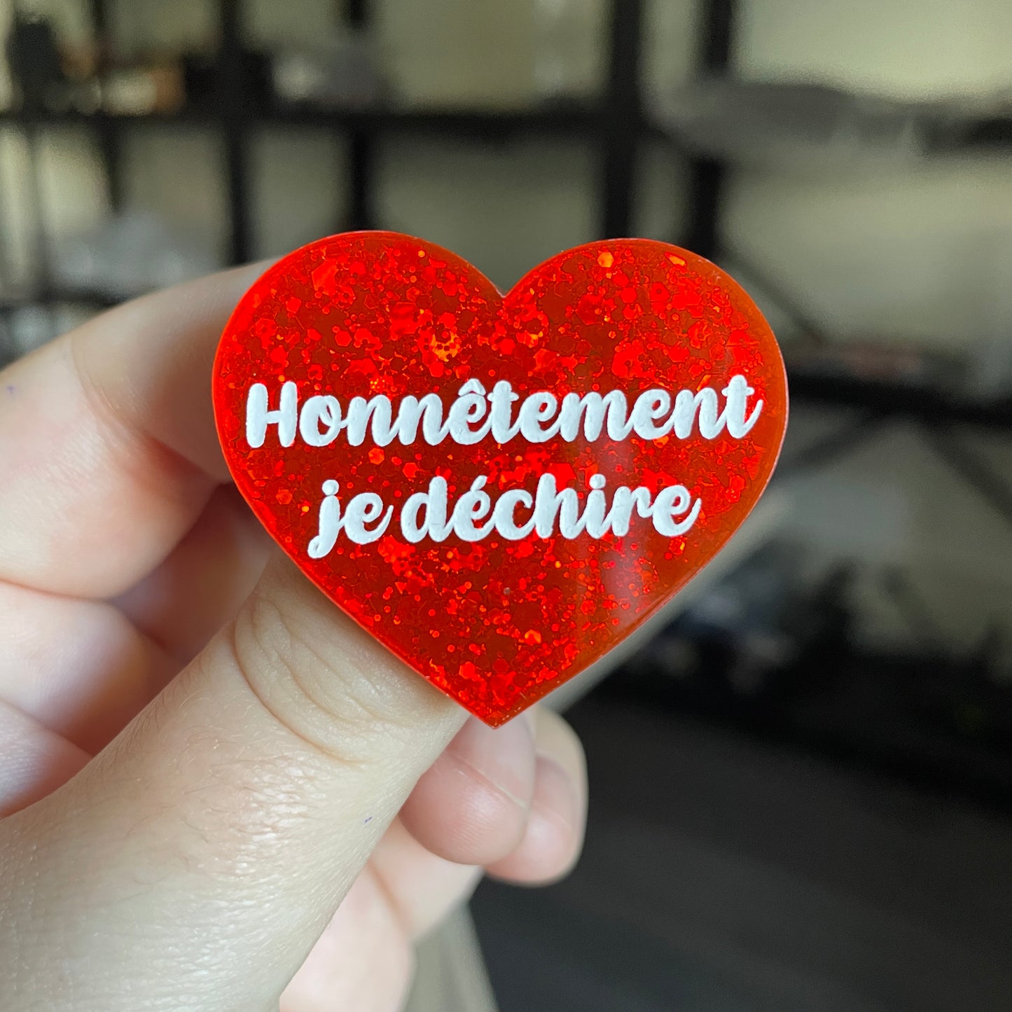 Broche "Honnêtement je déchire" en acrylique à paillettes oranges