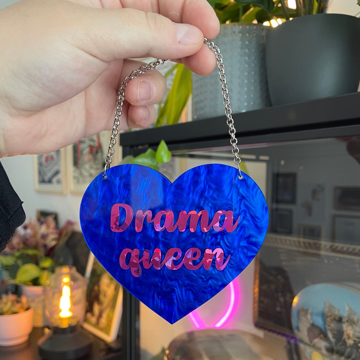 [Contrôle technique] Mini murale "Drama queen" en acrylique marbrée bleue foncée avec du vinyl rose holographique