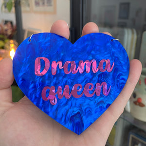 [Contrôle technique] Mini murale "Drama queen" en acrylique marbrée bleue foncée avec du vinyl rose holographique