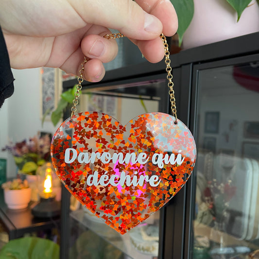 Mini murale "Daronne qui déchire" en acrylique transparente avec des coeurs oranges et vinyl blanc