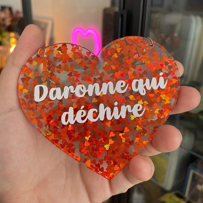 Mini murale "Daronne qui déchire" en acrylique transparente avec des coeurs oranges et vinyl blanc