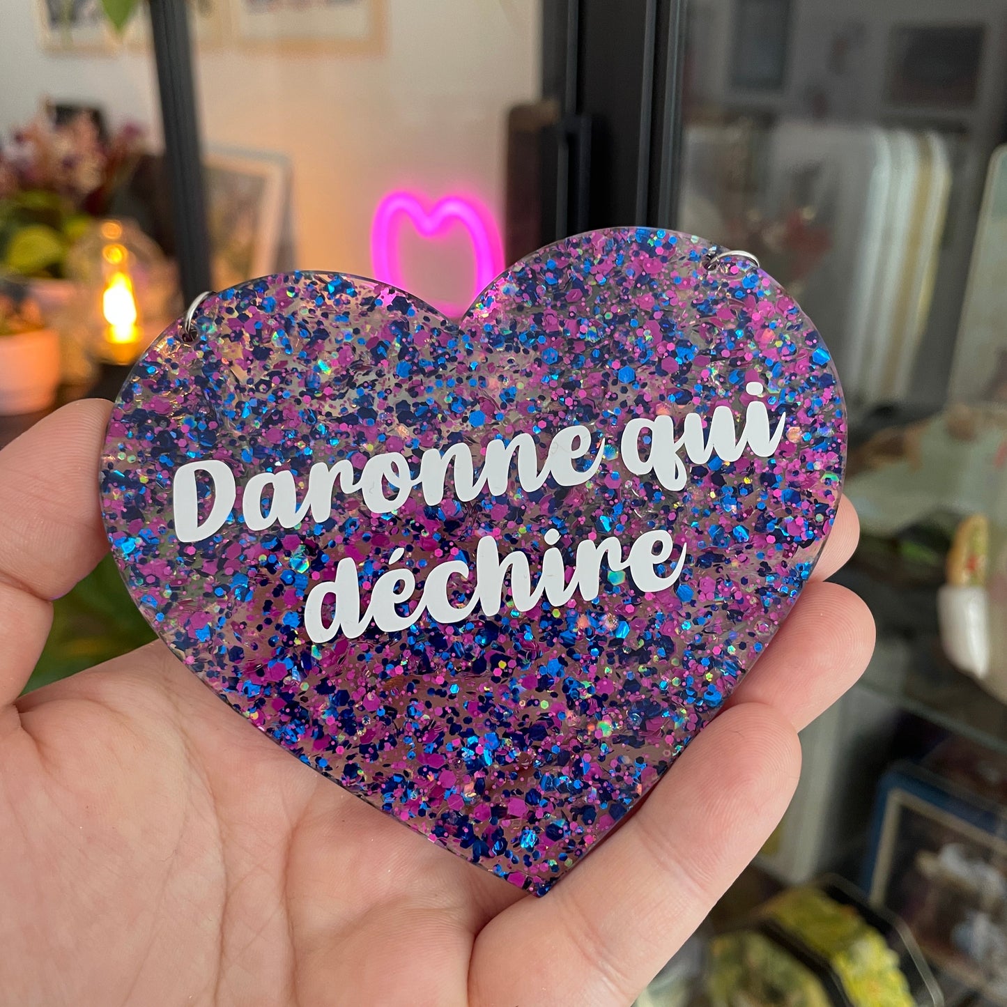 Mini murale "Daronne qui déchire" en acrylique transparente avec des pois bleus et roses et vinyl blanc