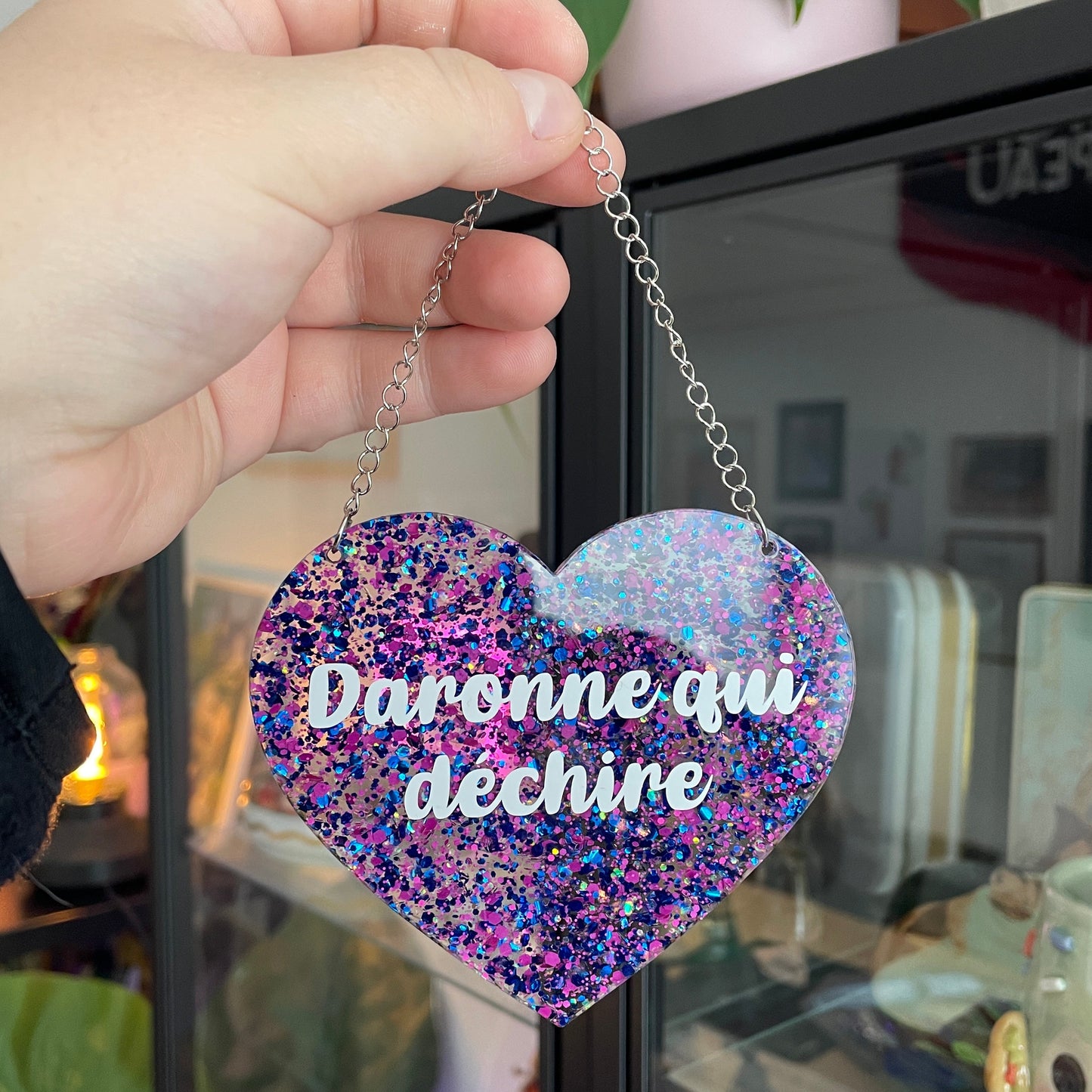 Mini murale "Daronne qui déchire" en acrylique transparente avec des pois bleus et roses et vinyl blanc