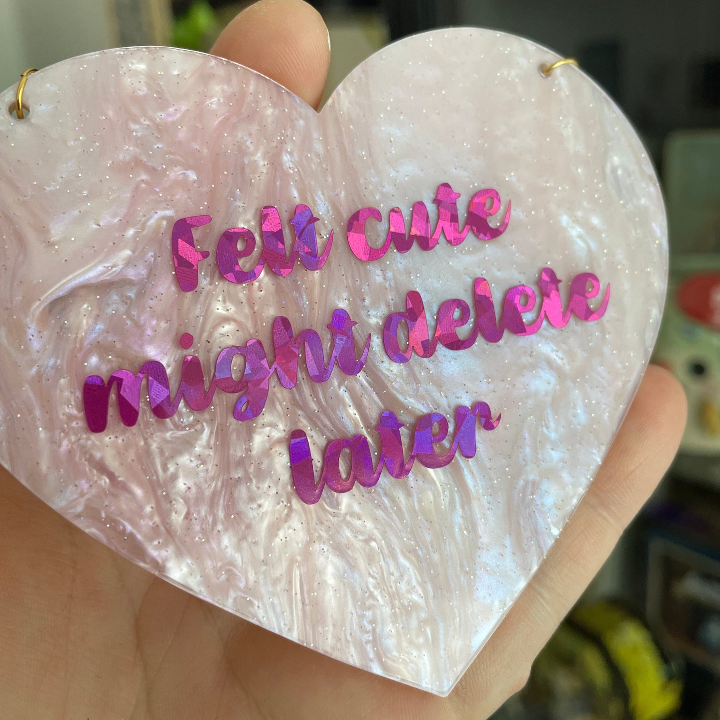 Mini murale "Felt cute might delete later" en acrylique marbrée rose à paillettes et vinyl rose holographique