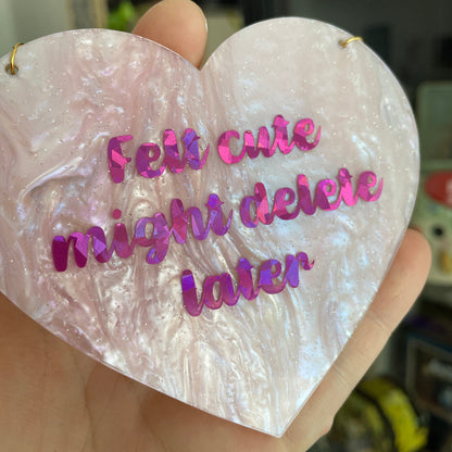 Mini murale "Felt cute might delete later" en acrylique marbrée rose à paillettes et vinyl rose holographique