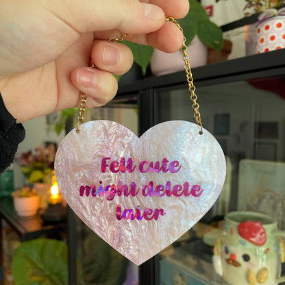Mini murale "Felt cute might delete later" en acrylique marbrée rose à paillettes et vinyl rose holographique