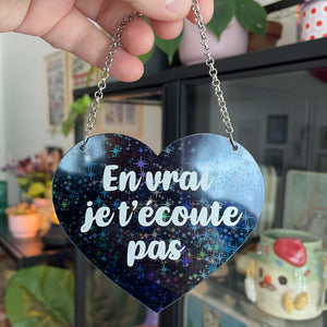 Mini murale "En vrai je t'écoute pas" en acrylique noire holographique et vinyl blanc