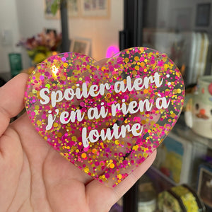 [Contrôle technique] Mini murale "Spoiler alert : j'en ai rien à foutre" en acrylique à pois roses et jaunes et vinyl blanc