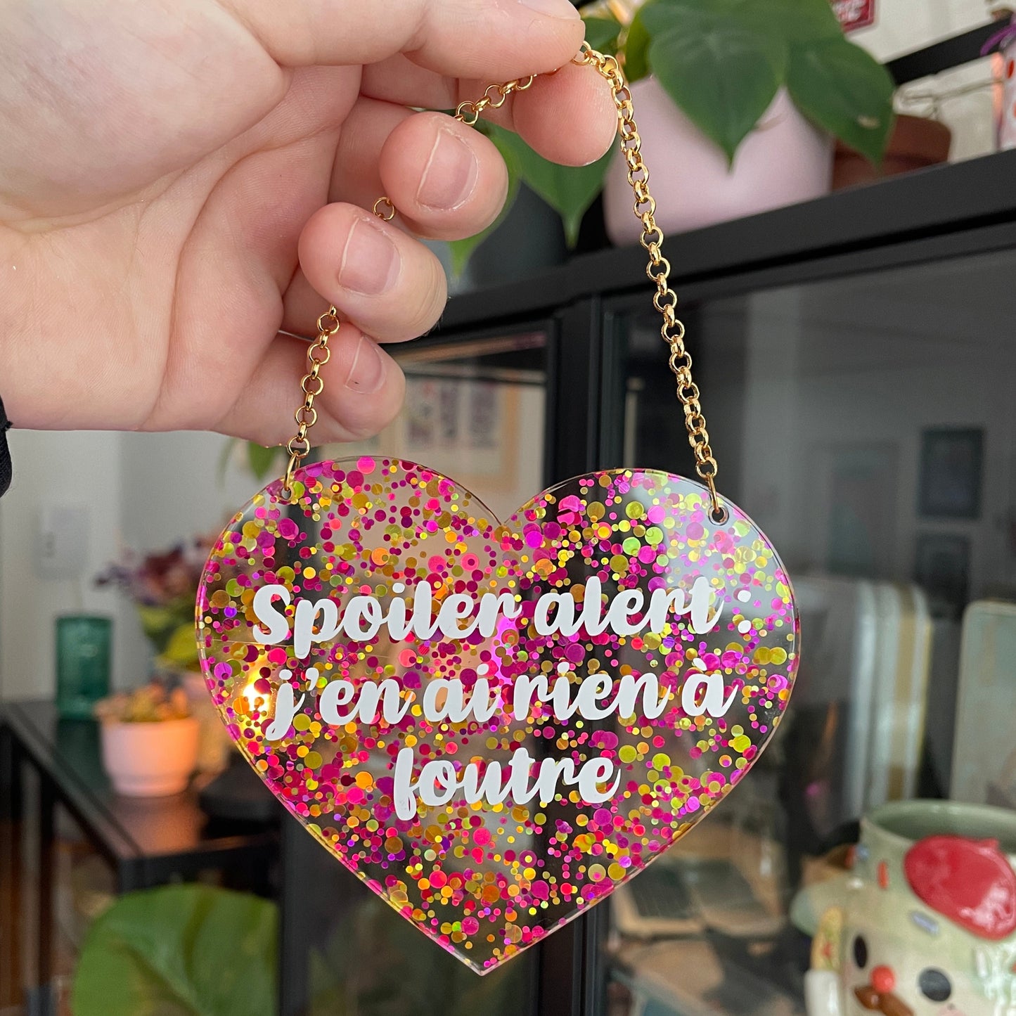 [Contrôle technique] Mini murale "Spoiler alert : j'en ai rien à foutre" en acrylique à pois roses et jaunes et vinyl blanc