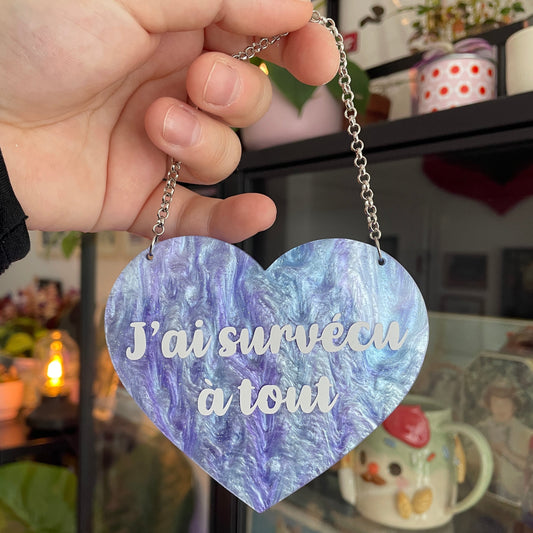 Mini murale "J'ai survécu à tout" en acrylique marbrée bleue et violette et vinyl blanc