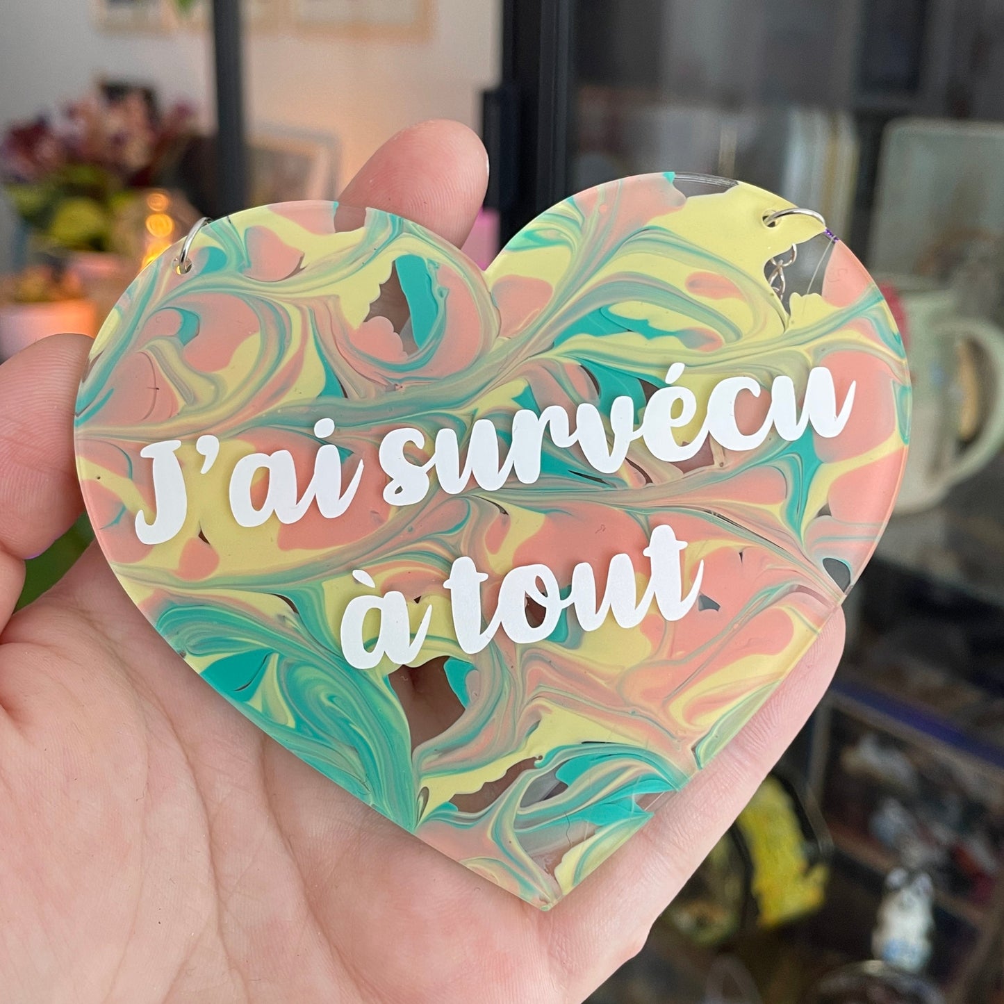 [Contrôle technique] Mini murale "J'ai survécu à tout" en acrylique marbrée jaune, verte et rose et vinyl blanc