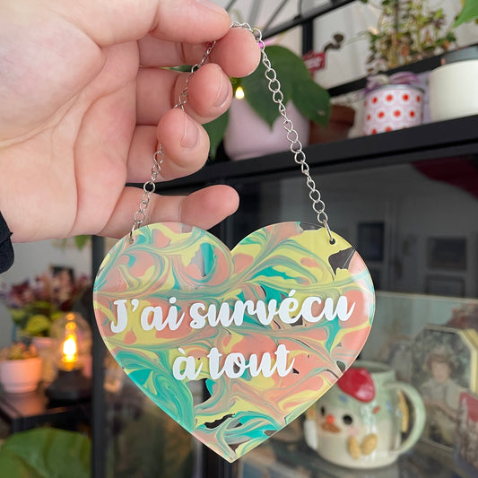 [Contrôle technique] Mini murale "J'ai survécu à tout" en acrylique marbrée jaune, verte et rose et vinyl blanc