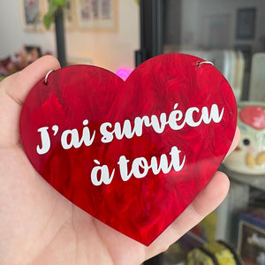 Mini murale "J'ai survécu à tout" en acrylique marbrée rouge avec vinyl blanc