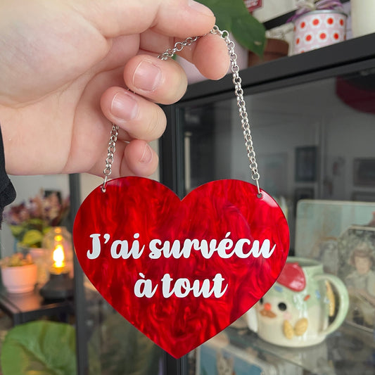 Mini murale "J'ai survécu à tout" en acrylique marbrée rouge avec vinyl blanc