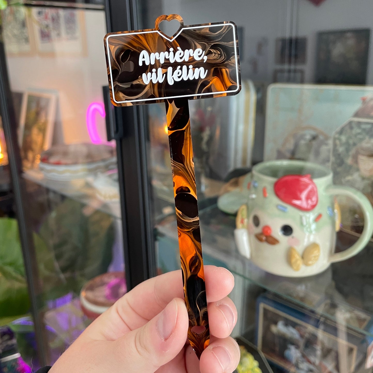 Pic à plante "Arrière, vil félin" en acrylique marbrée orange, noire, blanche et transparente