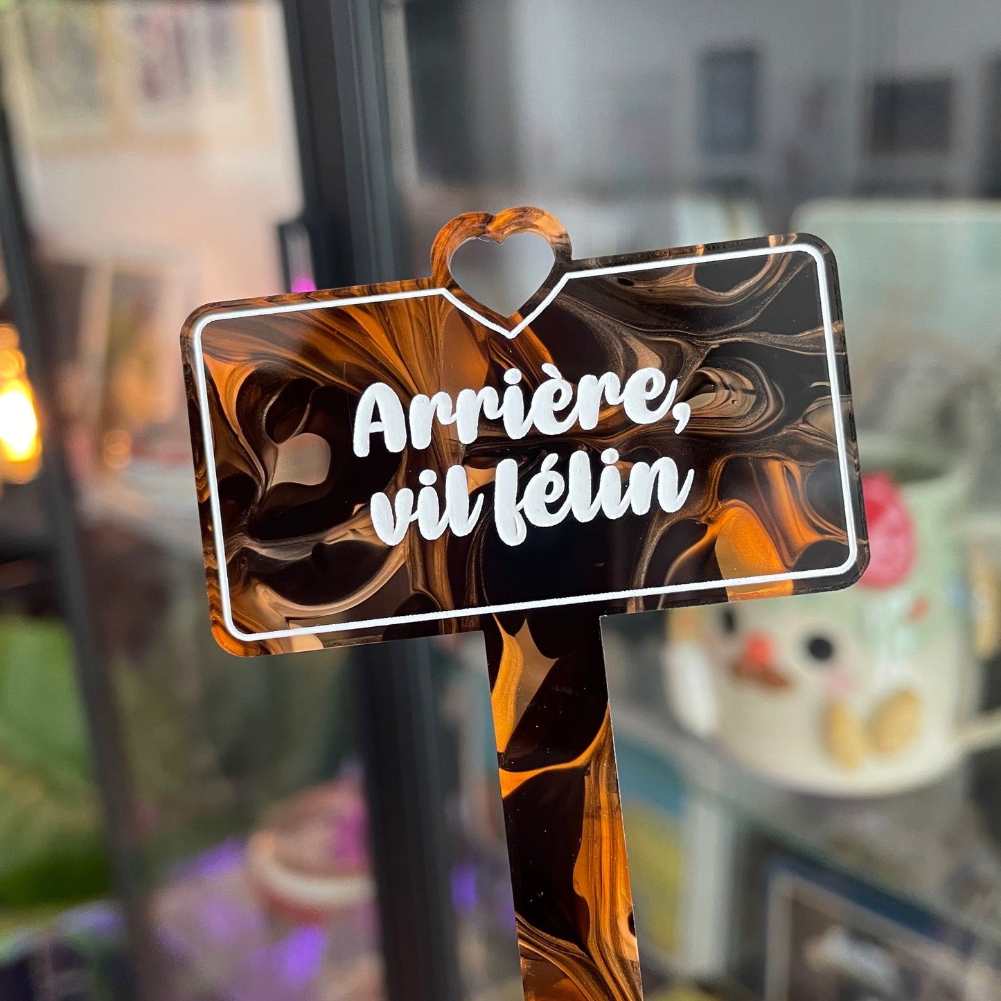 Pic à plante "Arrière, vil félin" en acrylique marbrée orange, noire, blanche et transparente