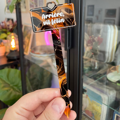 Pic à plante "Arrière, vil félin" en acrylique marbrée orange, noire, blanche et transparente