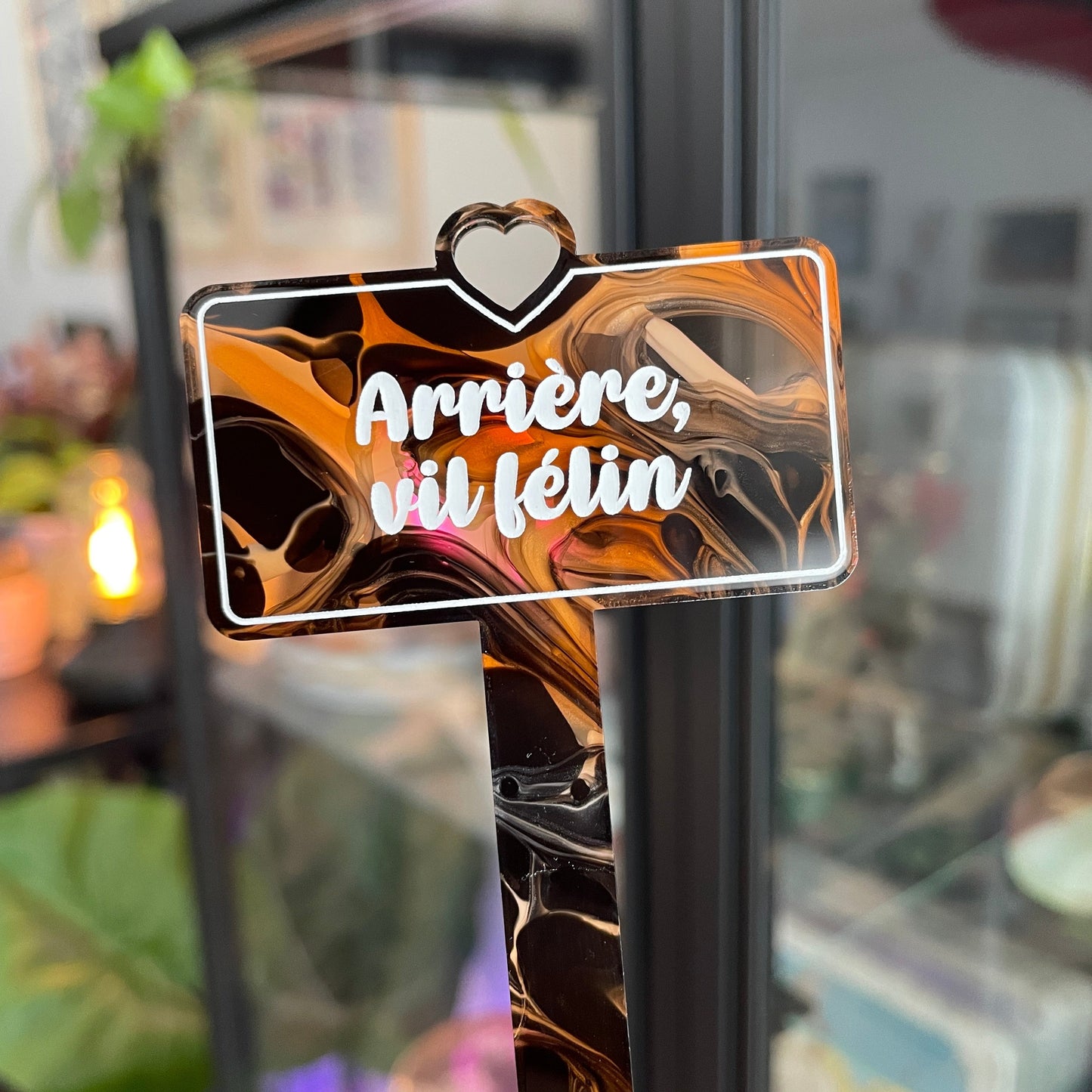 Pic à plante "Arrière, vil félin" en acrylique marbrée orange, noire, blanche et transparente